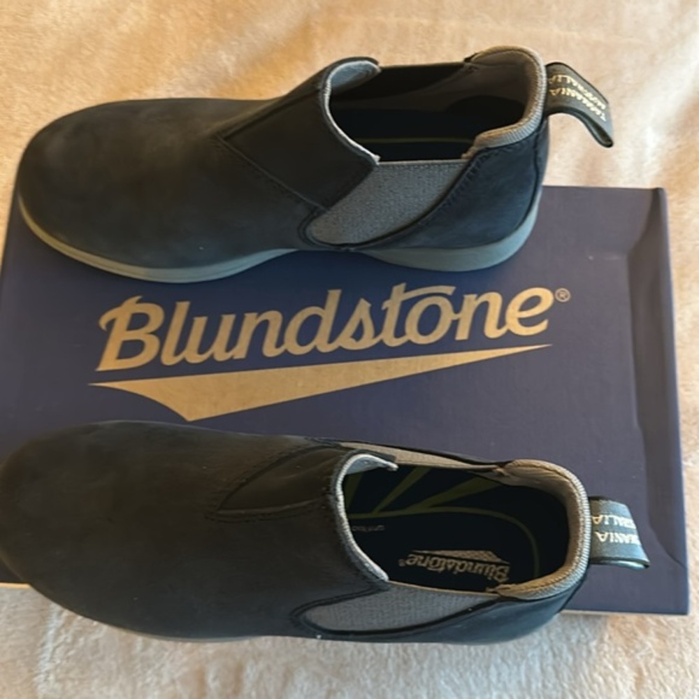Blundstone Women’s Low-Cut Navy Suede Shoe size (4= Women's US 6) - New/tried on